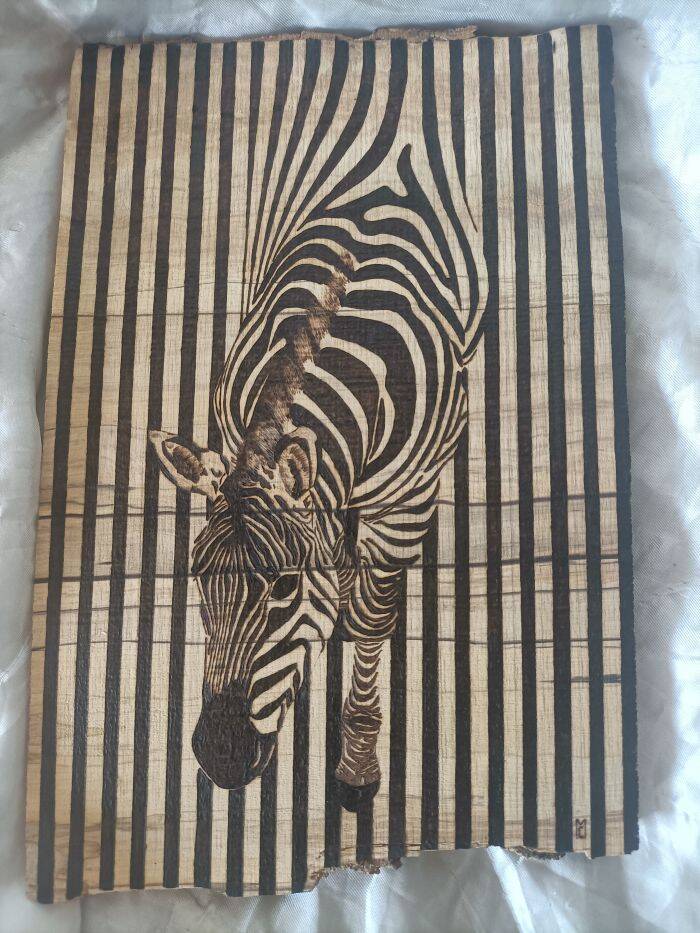 lafabriclaire-tableau-zebre-hypnotique-graveur-sur-bois-a-la-main-idee-deco-cadeau-standard-a0ivso.jpg
