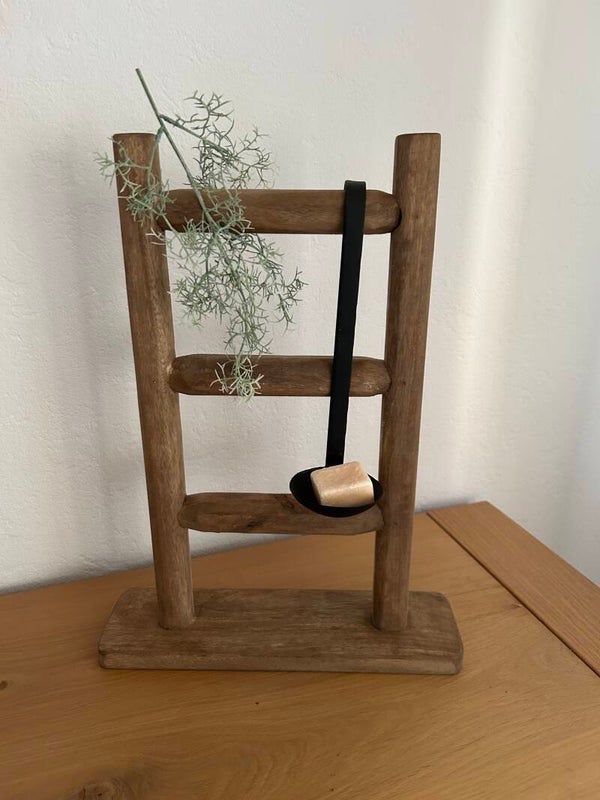 Laddertje 3 tredes van hout ,leuk voor het raam.