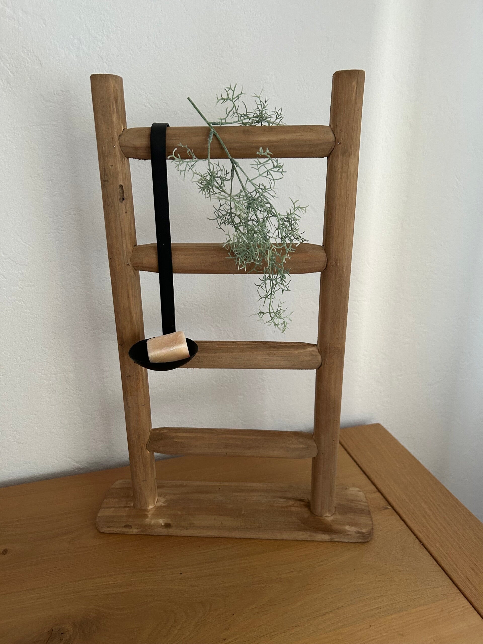 Laddertje 4 tredes van hout ,leuk voor u raam of kastje