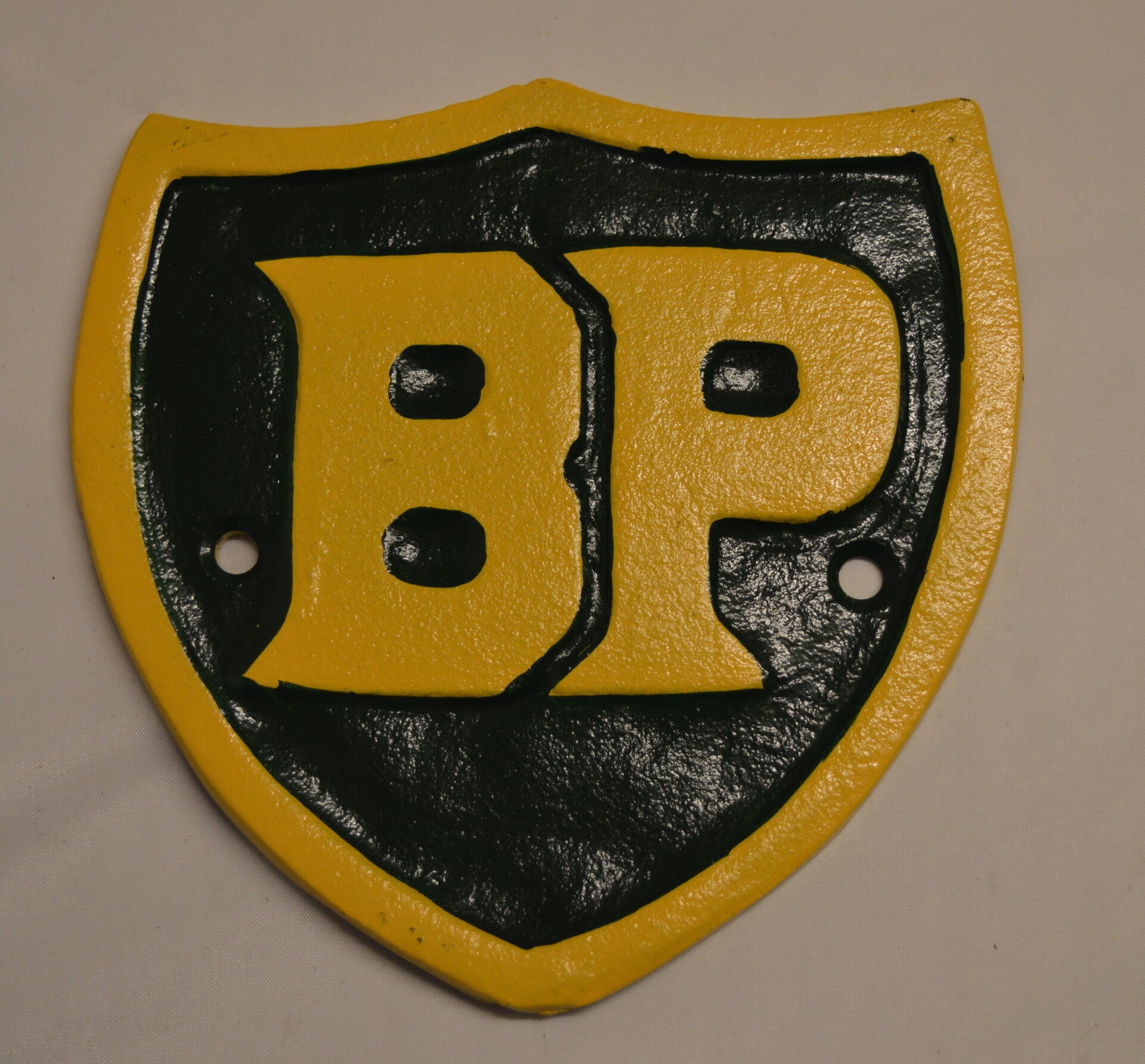 BP , gietijzeren logo wandbord in de bekende geel-groene kleuren