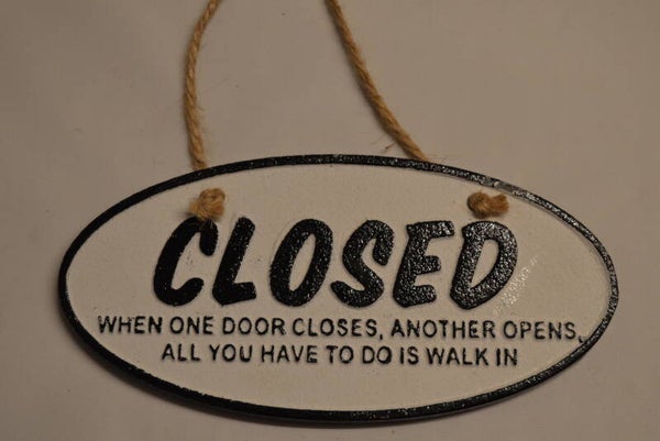 Closed-Open  , dubbelzijdig gietijzeren wandbordje