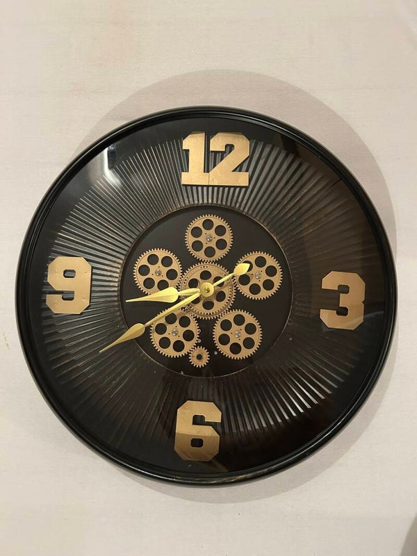 Klok met draaibare tandwielen zwart/goud gemaakt van metaal 63 cm