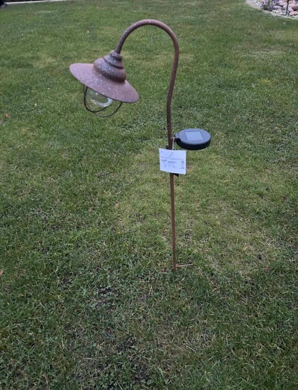 Tuinlamp op solar in de oude style roestkleur