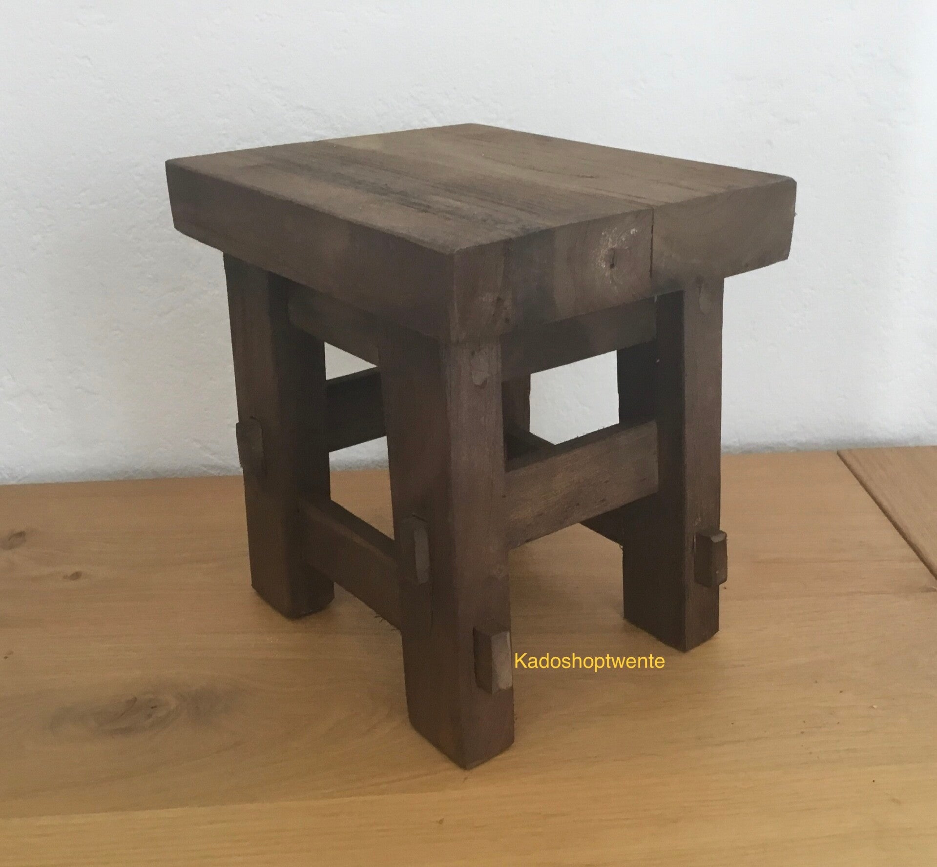 Krukje gemaakt van mango hout , mooi voor decoratie