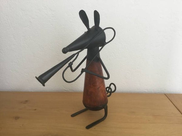 Muziekmuis beeld gemaakt van hout en metaal