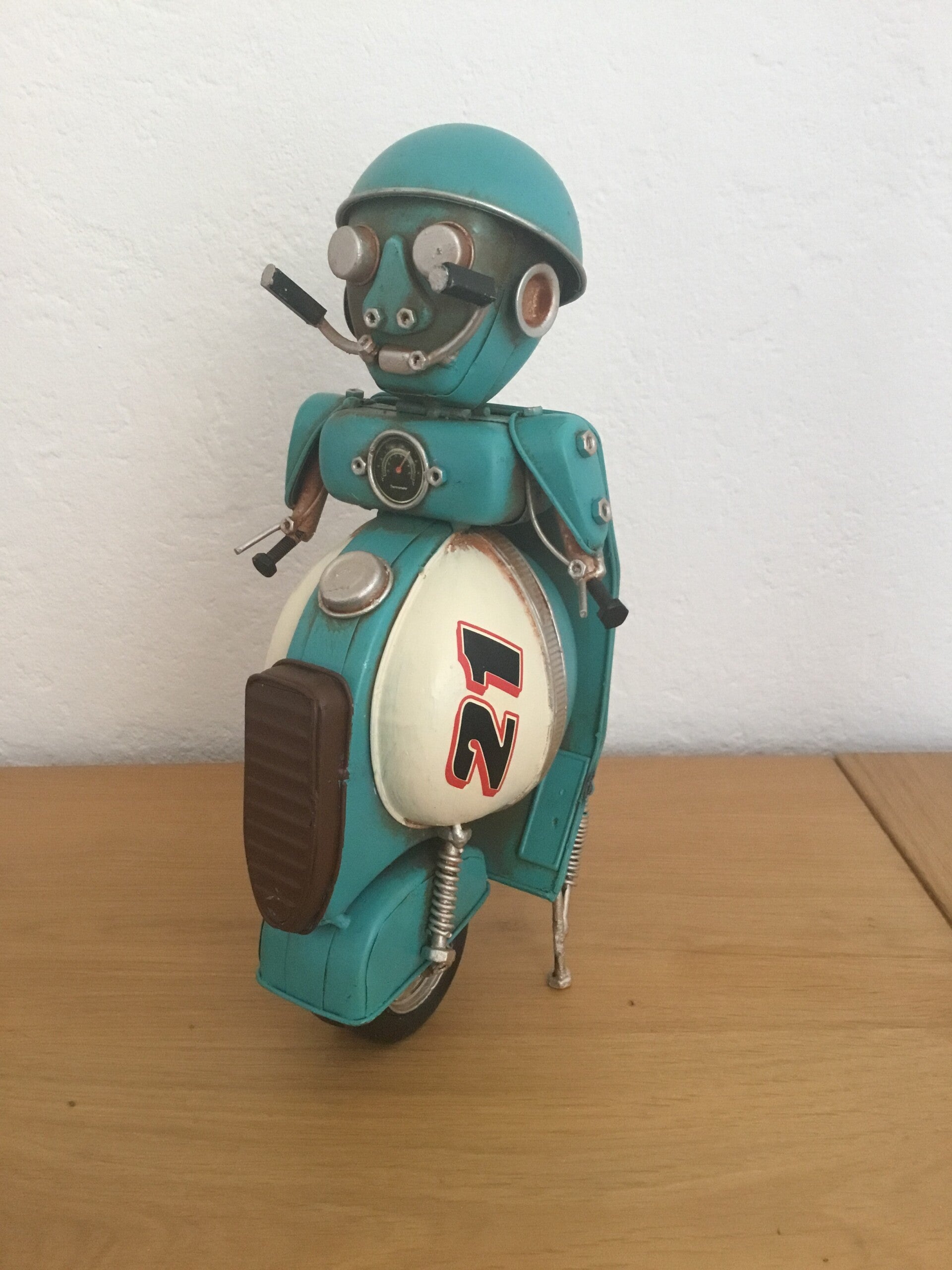 Robot scooter blauw , gemaakt van metaal voor decoratie
