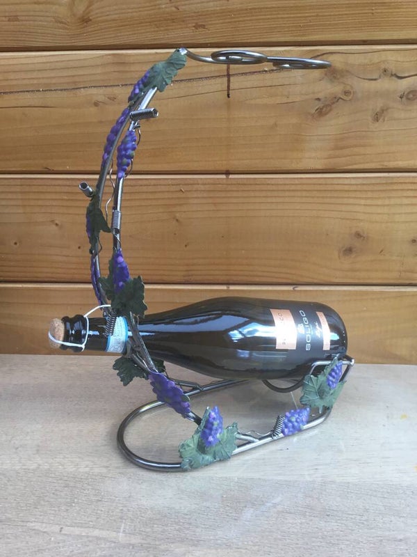 Wijnfleshouder gemaakt van metaal .