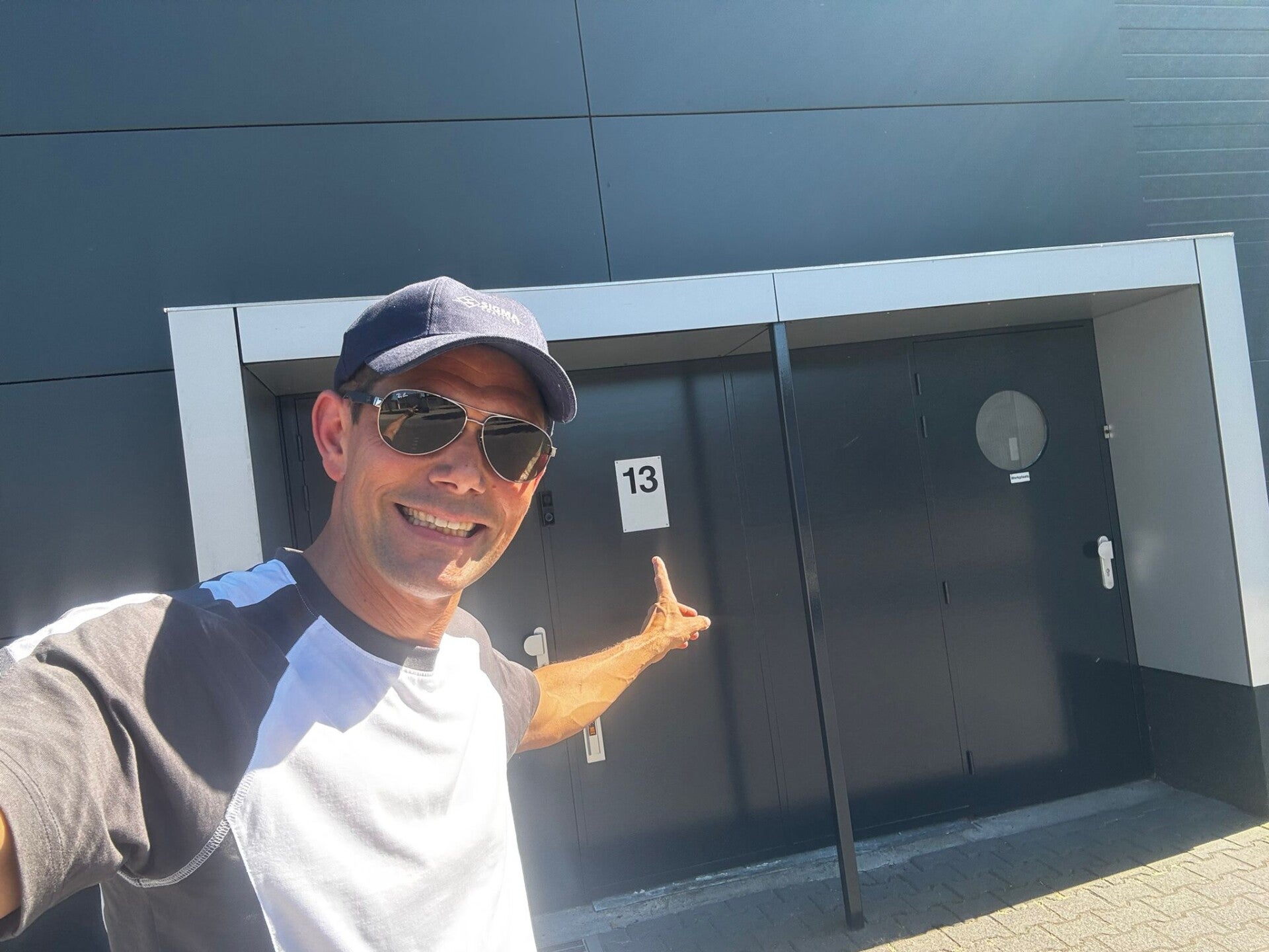 Goede schilder ui Eindhoven schuurt de muren egaal met Planex als goede voorbereiding op binnen schilderwerk