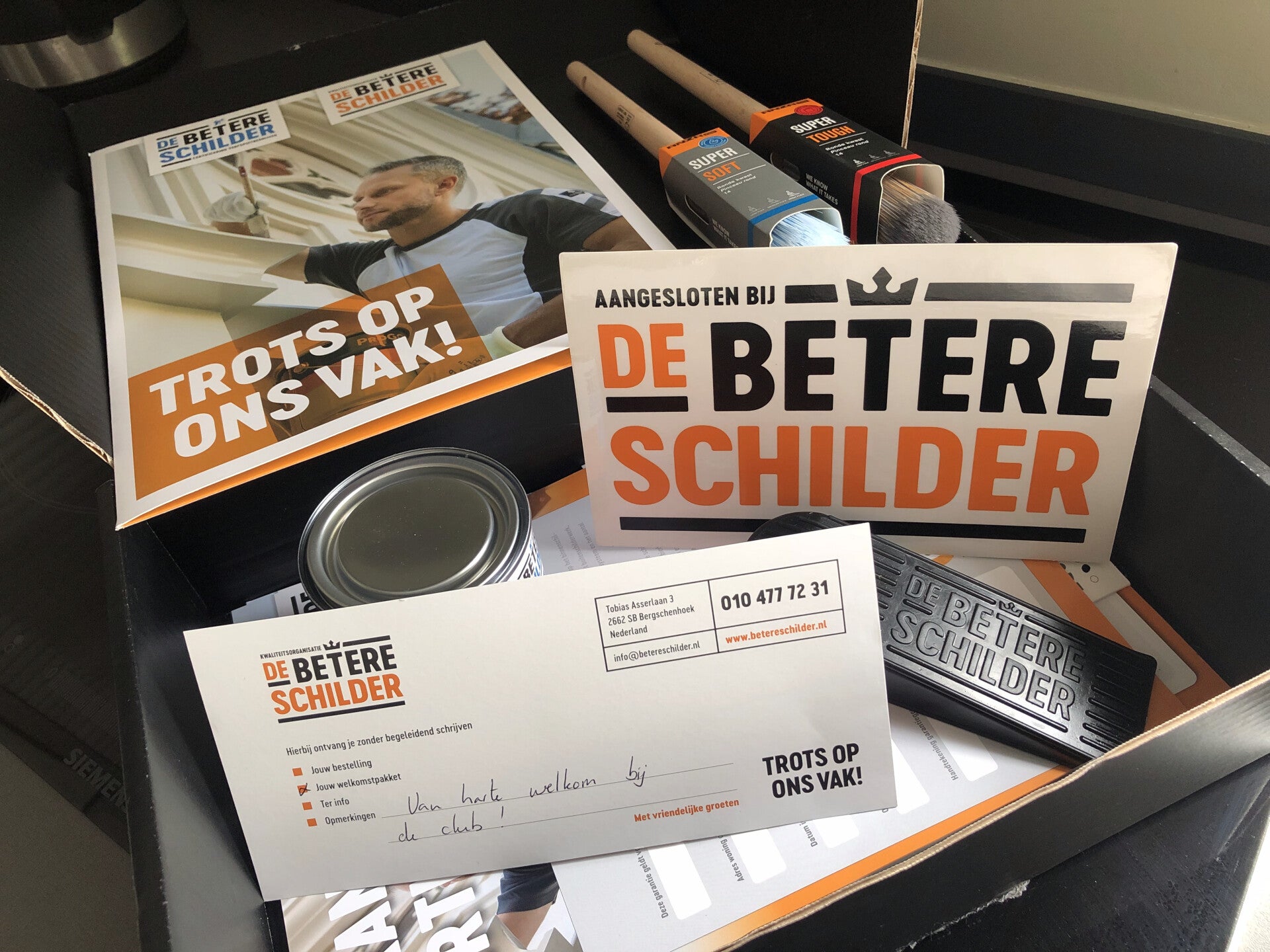 Prachtig luxe behang op een accentmuur behangen door vakkundige schilder