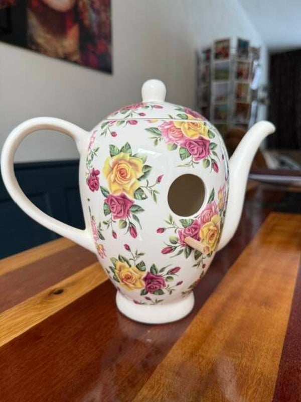 nestkast in de vorm van een gezellige theepot