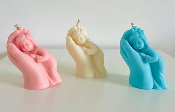 Hand gegoten kaars kindje in hand