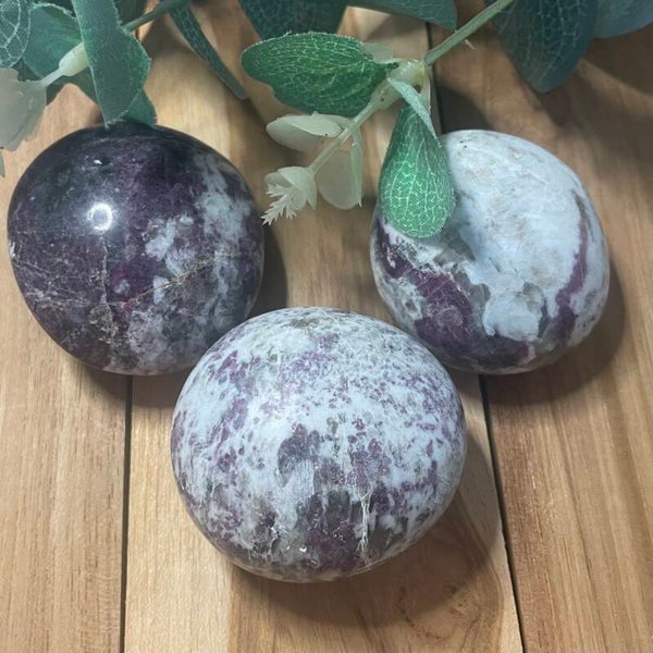 Roze toermalijn in kwarts handsteen knuffelsteen Madagascar