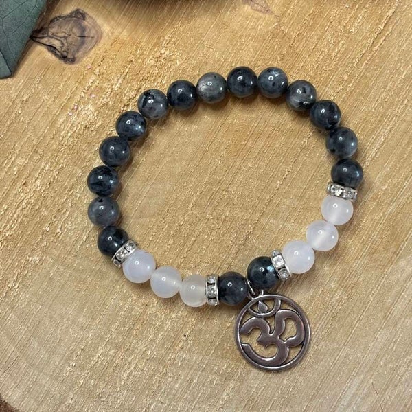 Labradoriet - witte agaat armband met ohm bedel