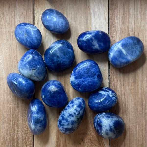 Sodaliet trommelsteen