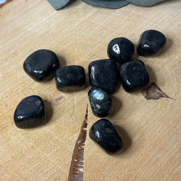 Larvikiet trommelsteen