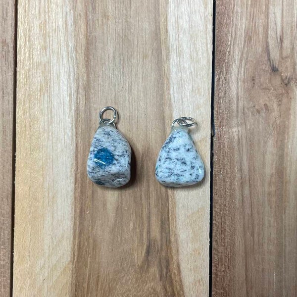 K2 edelsteen hanger: azuriet in graniet