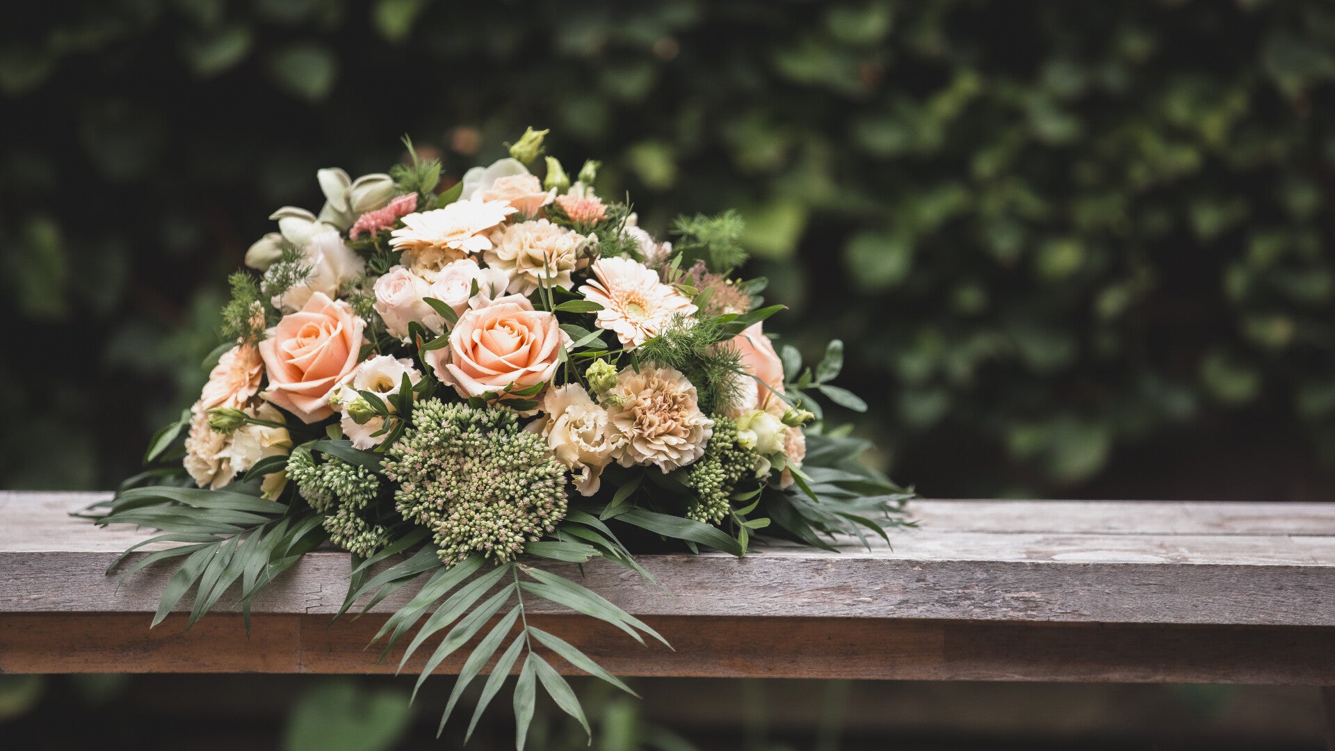 Rouwbloemstuk Bolvormig