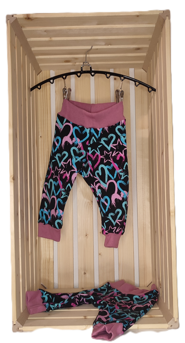 Hose - schwarze Herzen/rosa