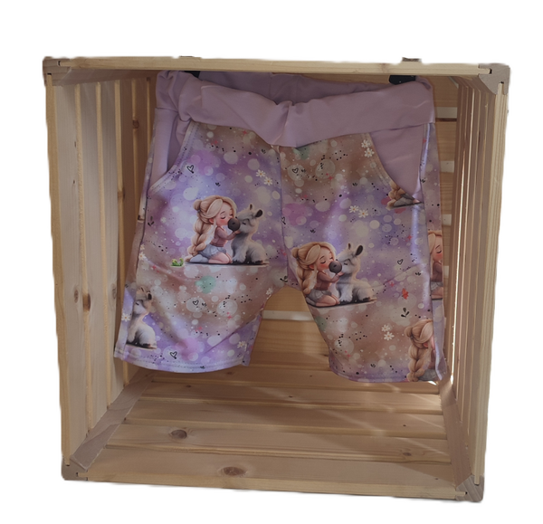 kurze Hose -Mädchen mit Esel