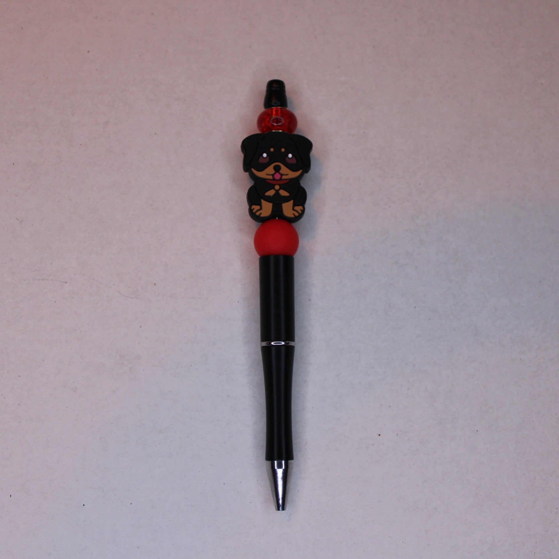 Pen, zwart met rood en hondje