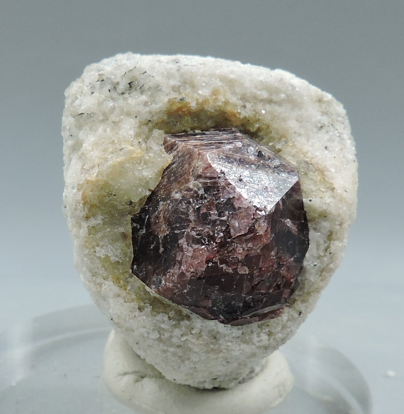 Almandine in quartz from Serrote Redondo, Brazil – thumbnail