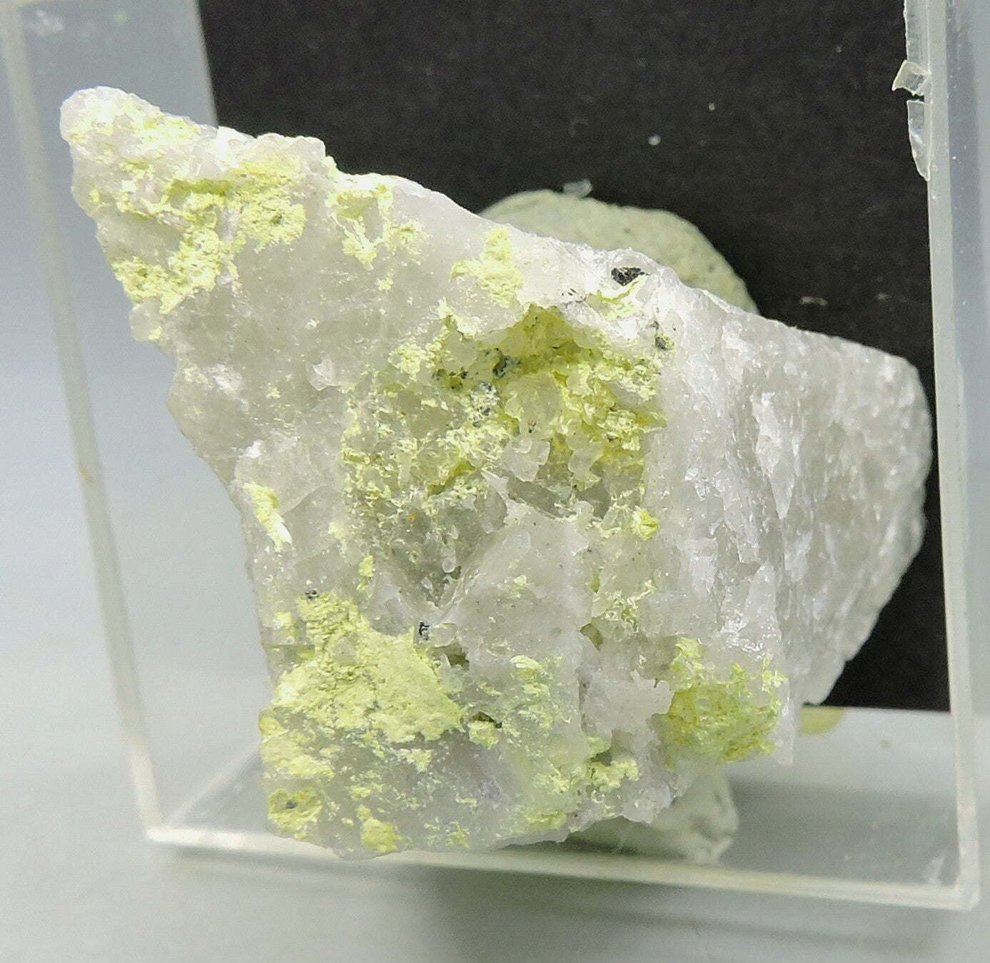 Ferrimolybdite from Idaho, USA – thumbnail