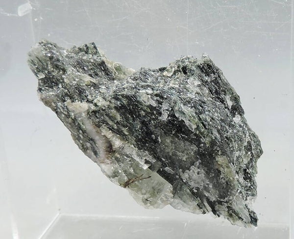 Fluoro-leakeite from Sweden – type locality – thumbnail
