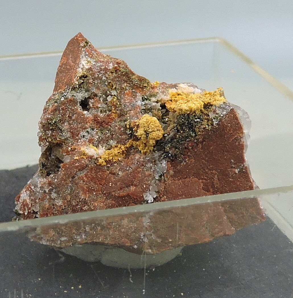Jarosite on babingtonite from Germany – thumbnail