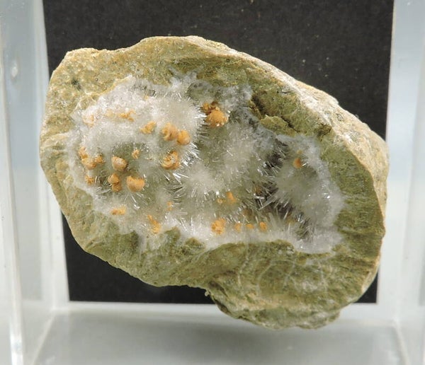 Kutnohorite on aragonite from Italy – thumbnail