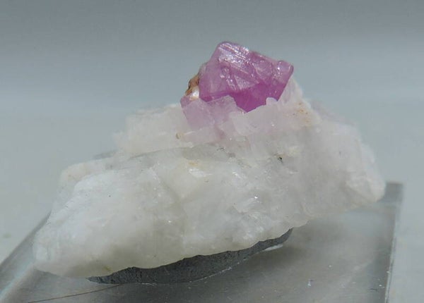 Corundum var. ruby on matrix from Afghanistan – fluorescent – thumbnail