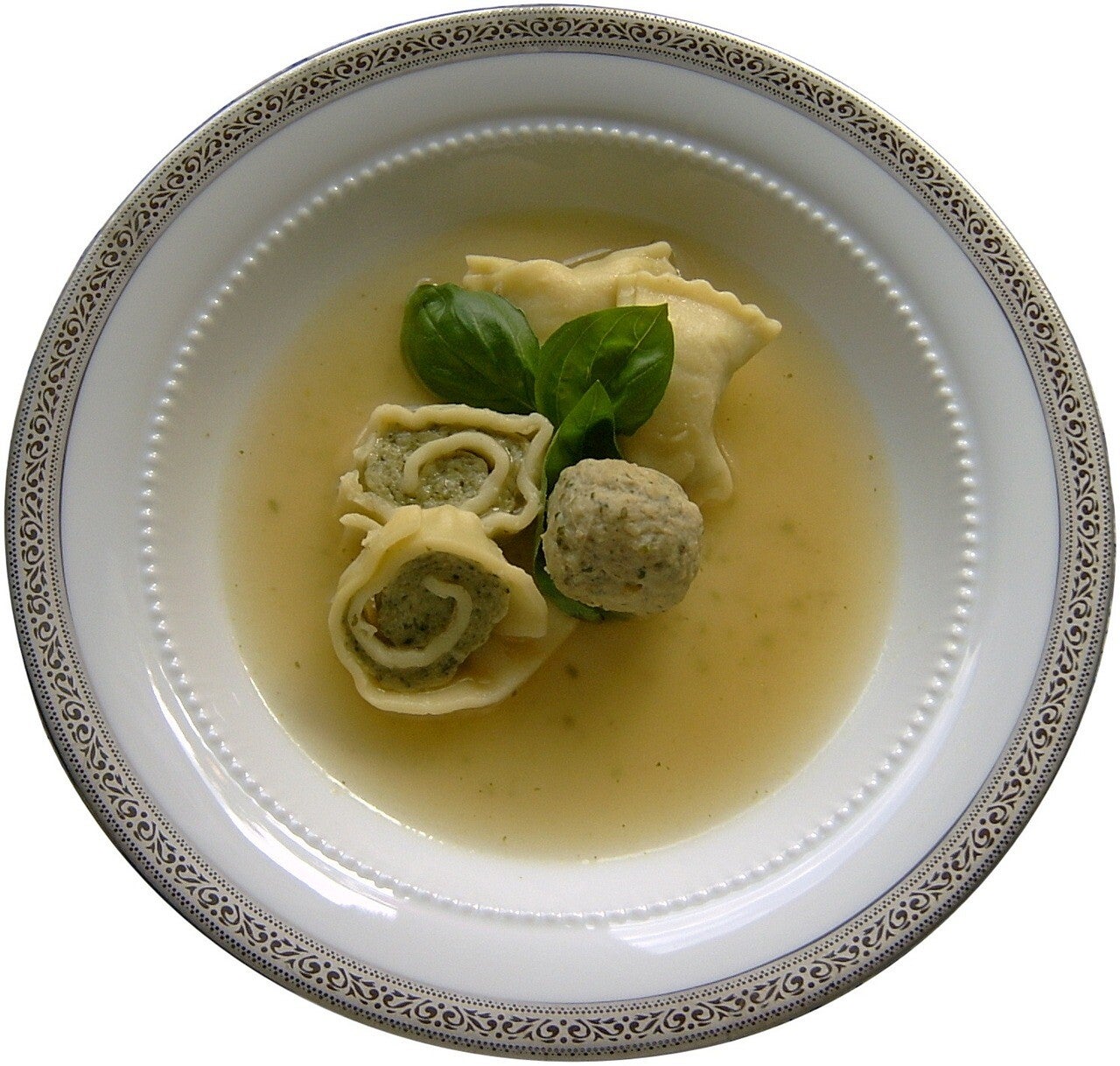 Hausgemachte Rinderbrühe mit Mini Maultaschen