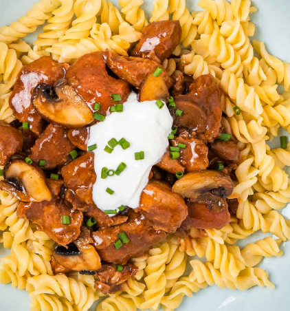 Putengulasch mit Waldpilzen & Fusili