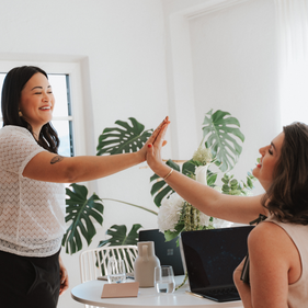 Frauennetzwerk Business Circles Soulcircles zwei Frauen arbeiten zusammen