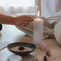 FRAUENKREIS RITUAL SOULCIRCLES ALEXANDRA REGENSBURGER RÄUCHERWERK MIT KERZE