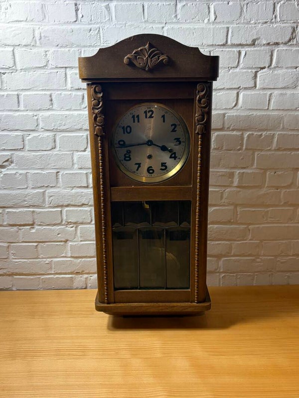 Antieke Eiken Regulateur Wandklok met Smeedwerk en Gebrandschilderd Glas