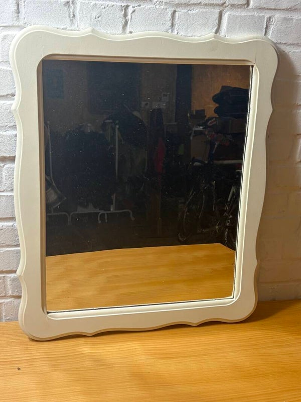 Nieuw beschikbaar: Karakteristieke brocante wandspiegel in crème wit