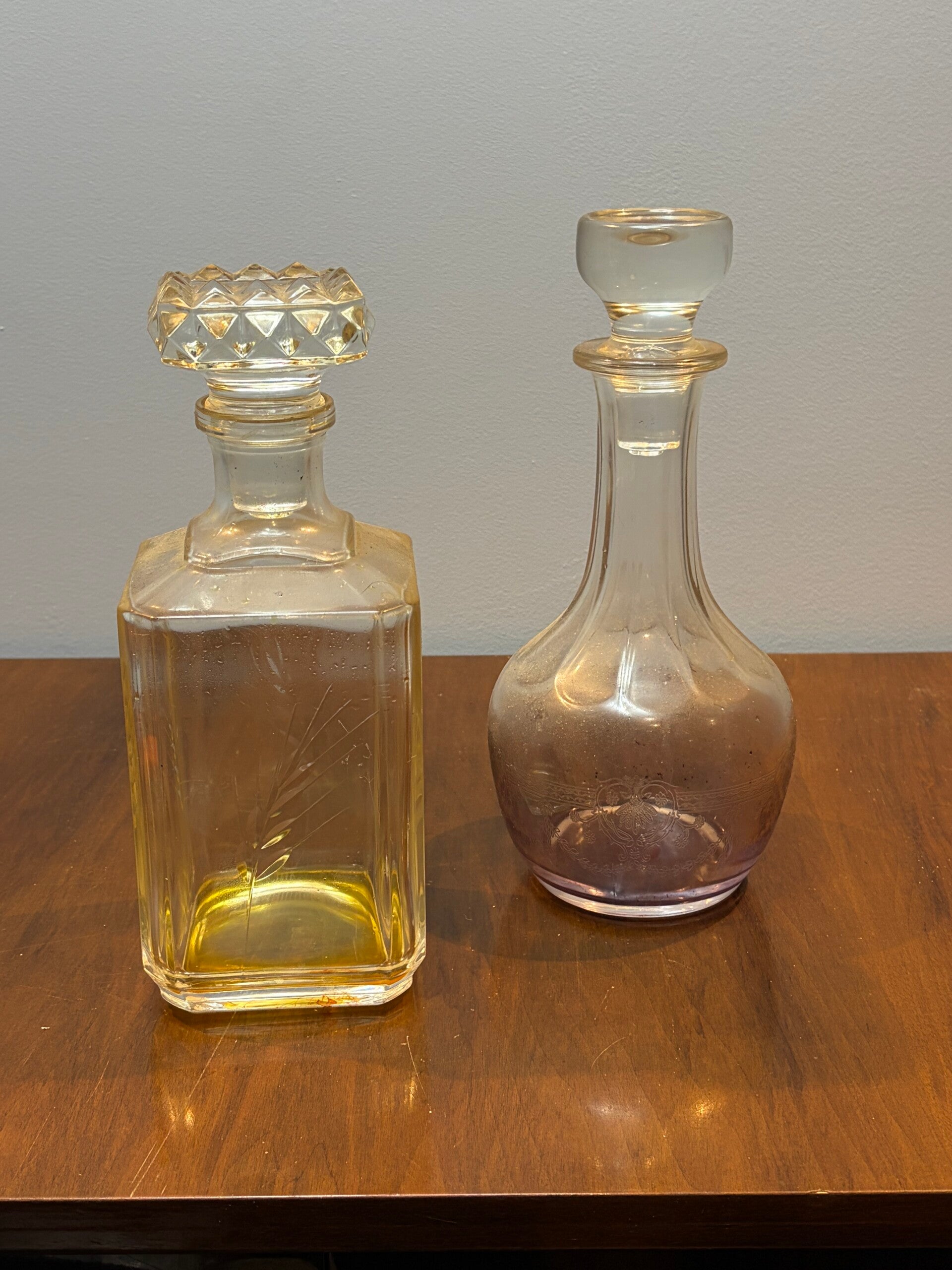 Vintage Glazen Karaf met Stop – Botanisch Graanmotief of Lila Gloed