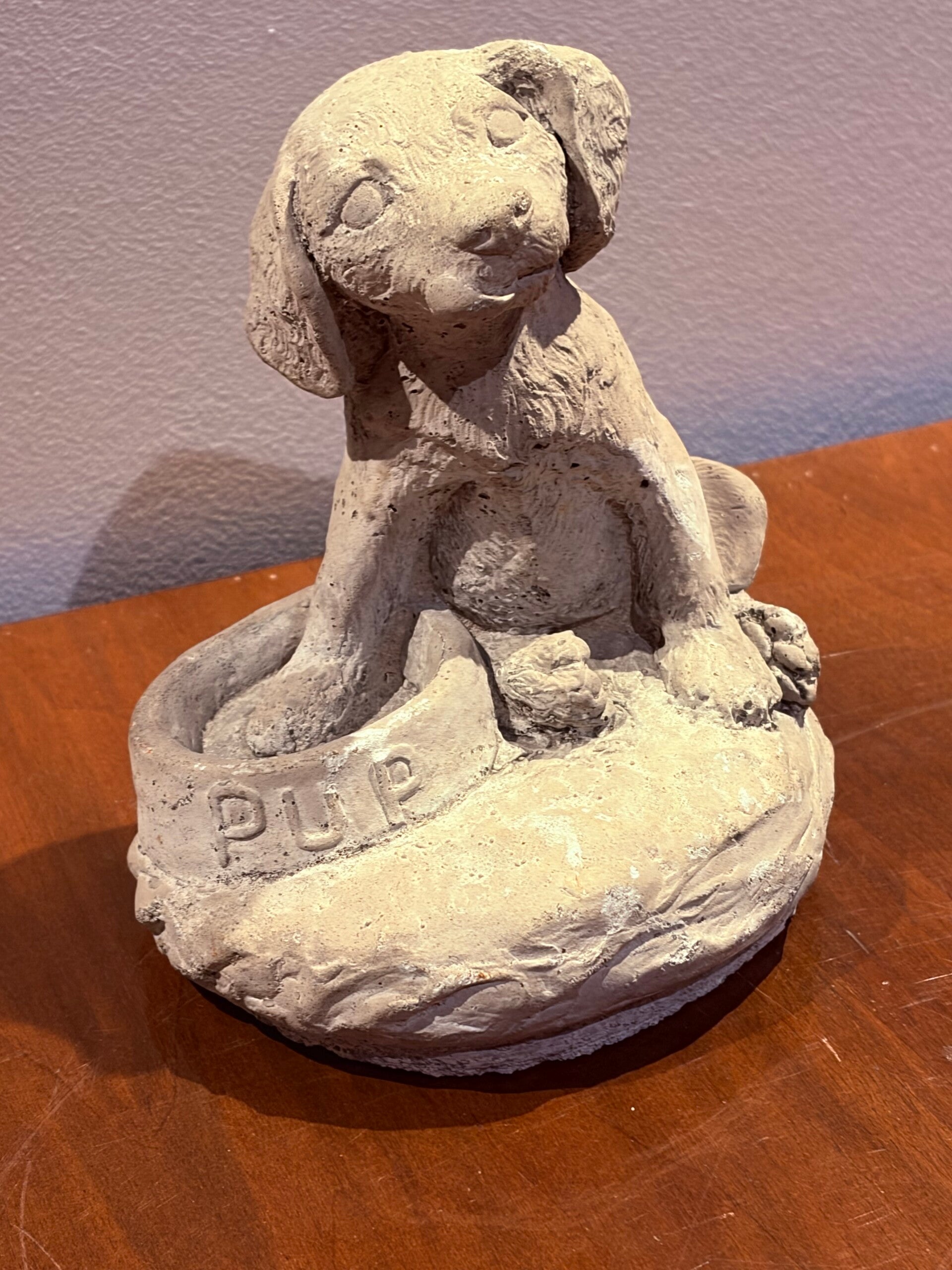 Vintage Betonnen Puppy Sculptuur met Voerbak 'PUP' (15 cm)