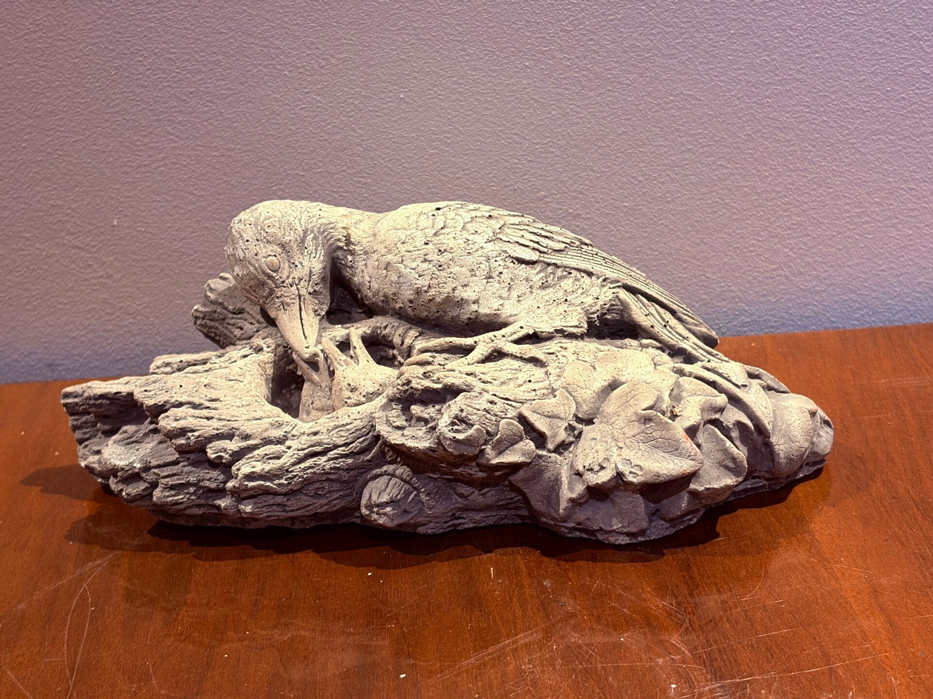 Vintage Betonnen Wandsculptuur – Voedende Vogel op Boomstam (22 cm)