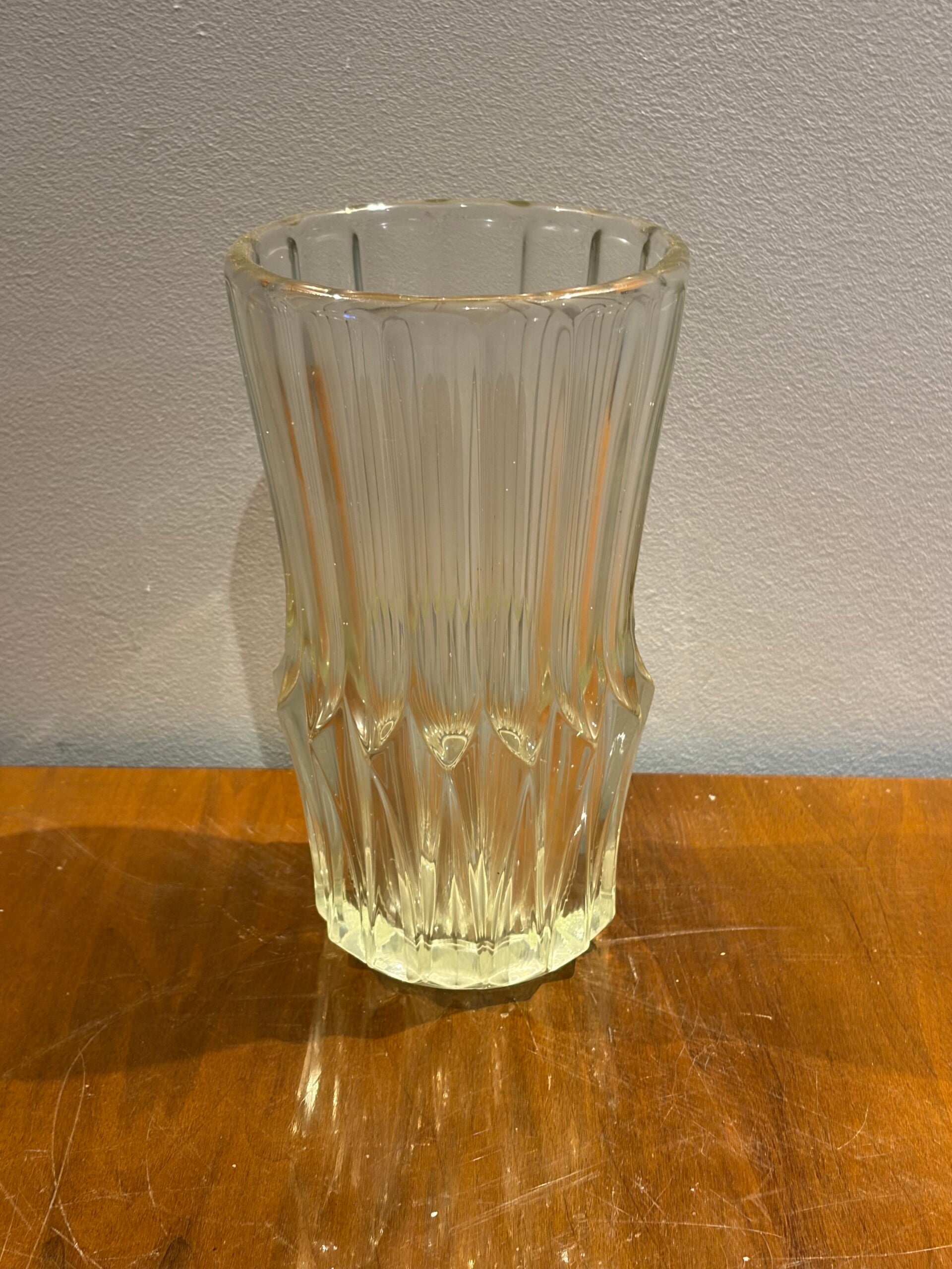 Vintage Helder Persglazen Vaas met Geometrisch Reliëf – Mid-Century