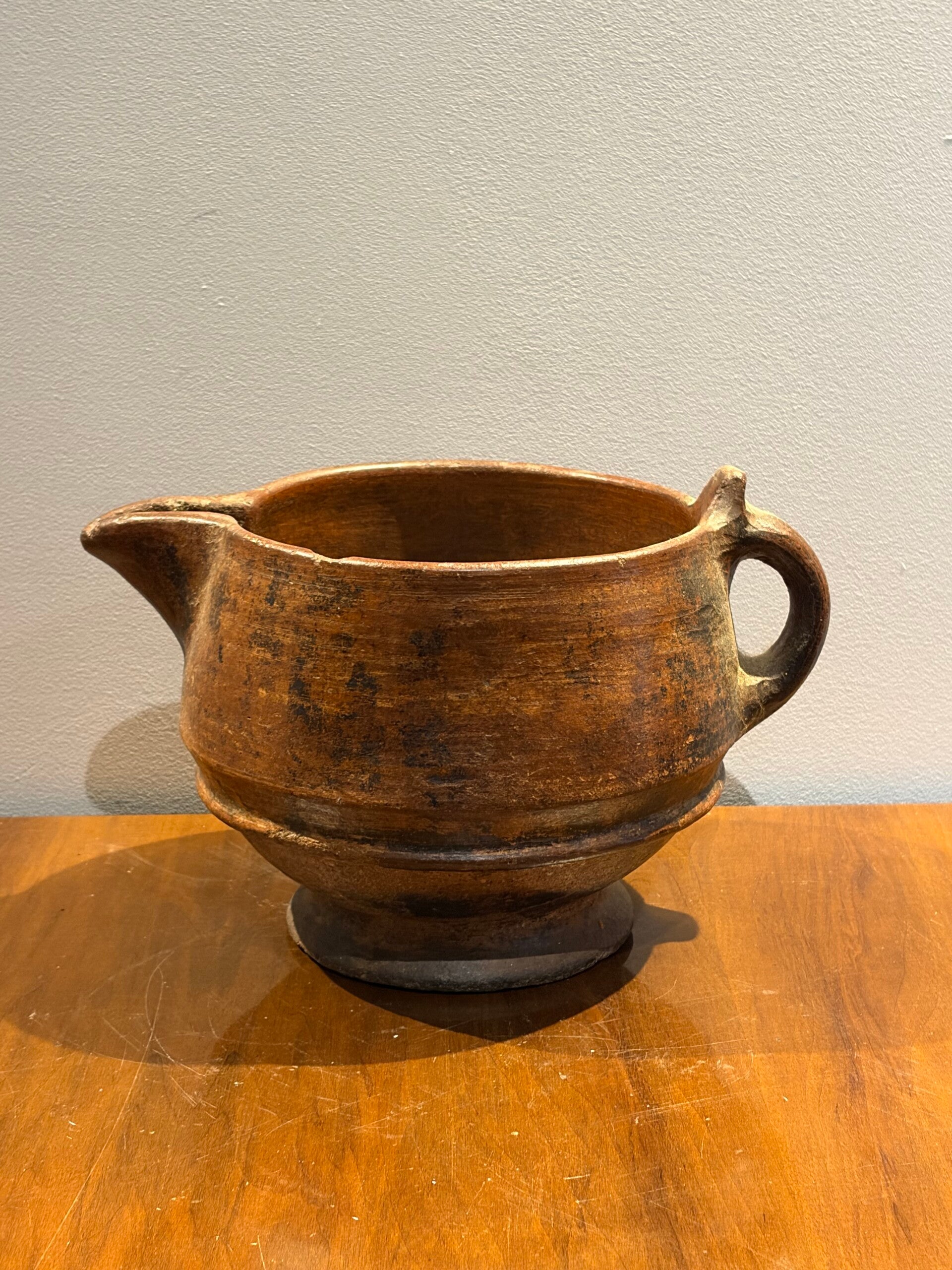 Antieke Terracotta Melkkan – Rustiek Handgemaakt Aardewerk (ca. 1900-1930)