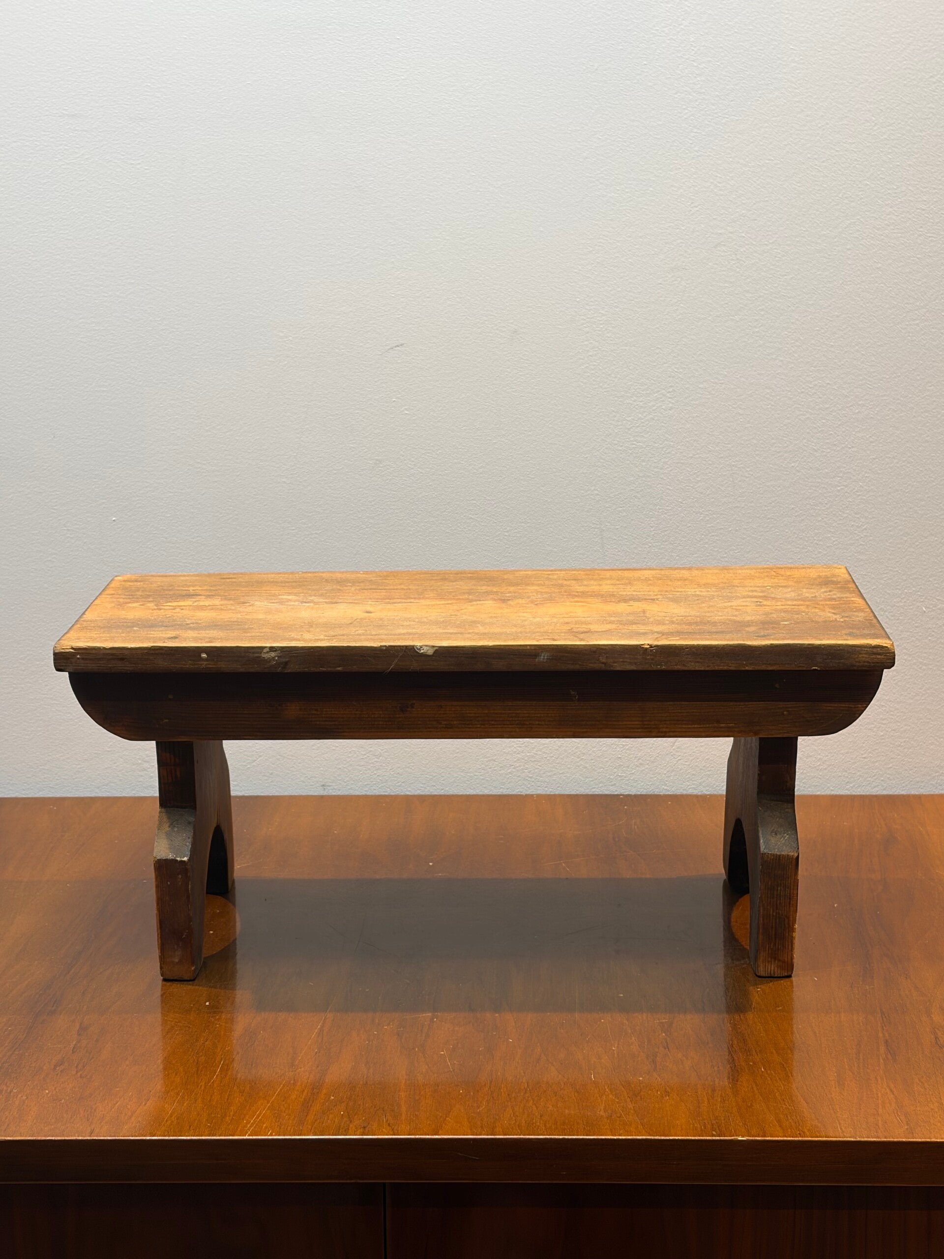 Vintage Houten Voetenbankje met Originele Inscriptie – 40 cm
