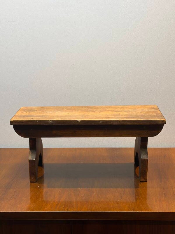 Vintage Houten Voetenbankje met Originele Inscriptie – 40 cm