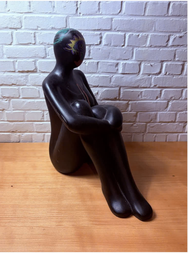 Uniek Gestileerd Kunstbeeld / Sculptuur – Zittend Naakt met Handgeschilderd Modern Design