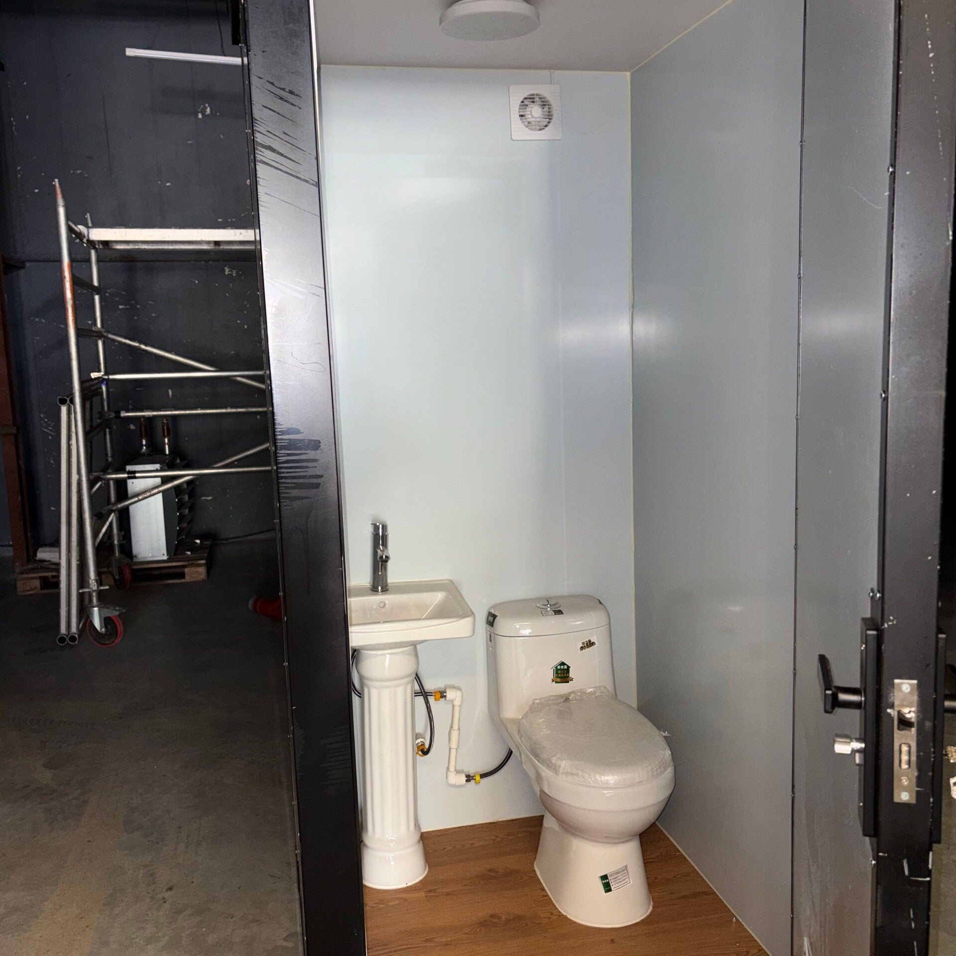 Chemisch luxe toilet met spoelsysteem en wastafel, verlichting en afzuiging
