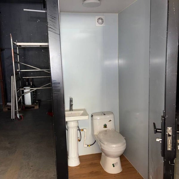 Chemisch luxe toilet met spoelsysteem en wastafel, verlichting en afzuiging