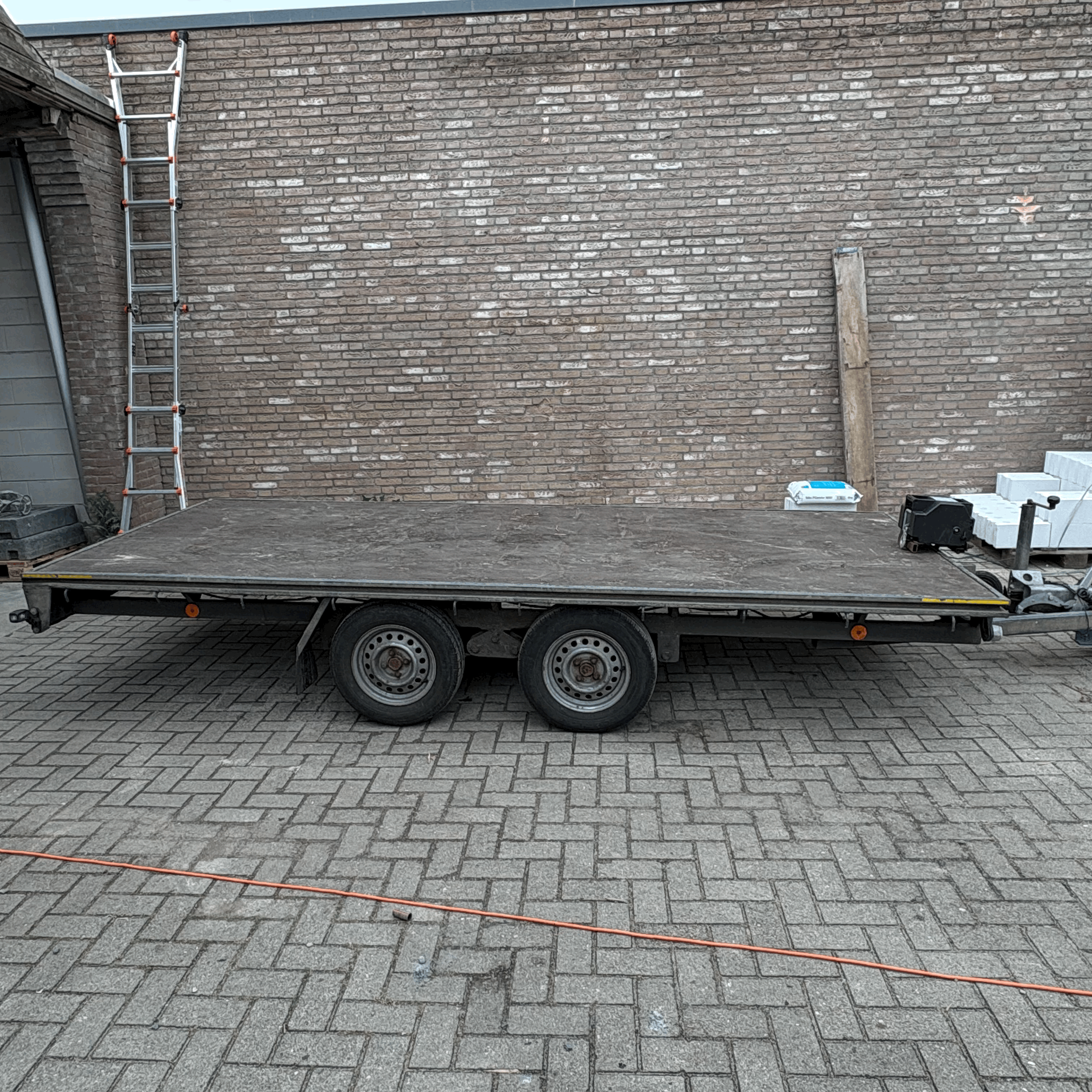 Aanhangwagen met elektrische lier | 4M lang en 1,75 breed.