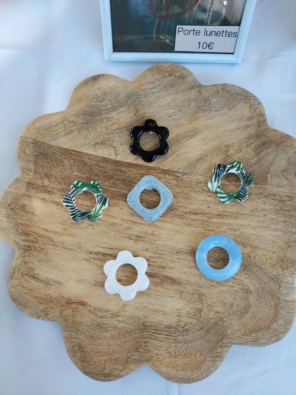 Broche porte lunettes