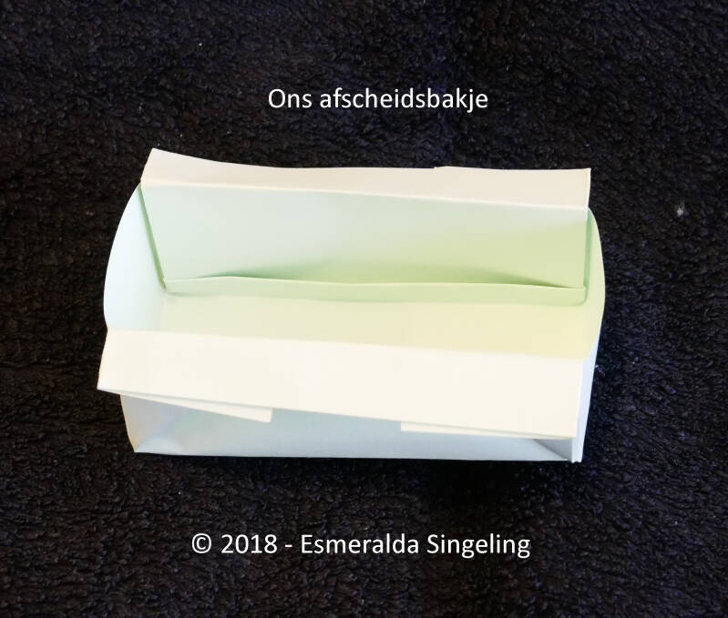 Het van papier gevouwen bakje