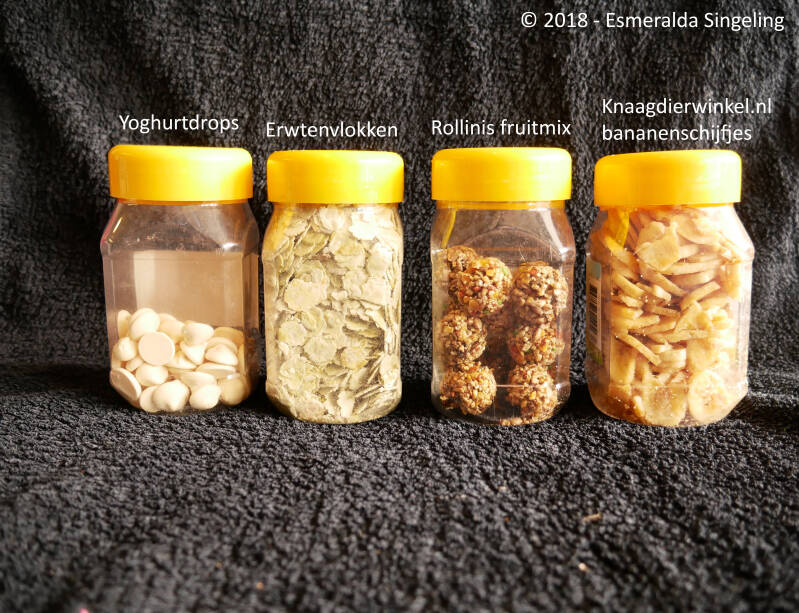 Een aantal soorten snacks - voor de Steppelemmingen zijn alleen de erwtjes geschikt